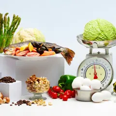 Variedad de alimentos frescos: pescado, mariscos, verduras, huevos, frutos secos y queso. Ejemplos de carbohidratos y proteínas para una dieta equilibrada.