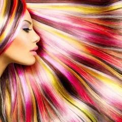 Cabello multicolor vibrante, con tonos rosas, amarillos y rojos. A pesar de su belleza, se rumorea que farmatint estropea el pelo.