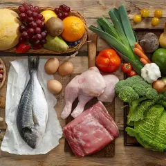 Variedad de alimentos con colágeno: pescado, pollo, carne, huevos, frutos secos y verduras.