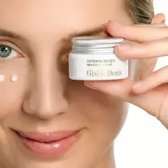 Descubre para qué sirve el contorno de ojos: una mujer aplica puntos de crema Giséle Denis para combatir bolsas y ojeras.