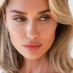 Labios suaves y brillantes, un secreto para saber cómo arreglar labios agrietados.