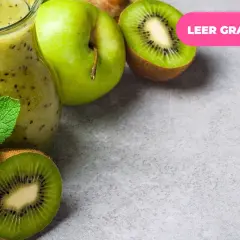 Jarra con batido verde de kiwi y manzana, ideal para un detox que es. Frescura y salud en cada sorbo.