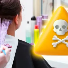 Peligro de **alergia al amoniaco síntomas**. Mujer tiñéndose el pelo, con advertencia de calavera.