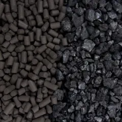 Dos tipos de carbón: a la izquierda, gránulos de carbón vegetal activado; a la derecha, trozos irregulares de carbón.