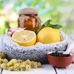 Remedio natural para los mocos en el pecho: miel, limón, ajo y hierbas.