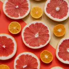 Pomelos y mandarinas cortados por la mitad, listos para disfrutar de los beneficios del pomelo en ayunas.
