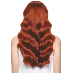 Cabello largo y ondulado con un vibrante color de pelo cobrizo dorado que brilla bajo la luz.