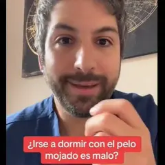 Hombre con barba pregunta si es malo irse a dormir con el pelo mojado.