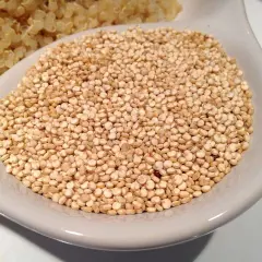 Un tazón de quinoa cruda, lista para cocinar y aprovechar sus increíbles propiedades nutricionales.