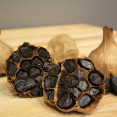 Ajo negro, con sus dientes oscuros y textura caramelizada, revela los grandes beneficios del ajo negro.