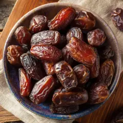 Un tazón lleno de dátiles secos, dulces y arrugados. ¡Cuidado, los dátiles engordan si comes demasiados!