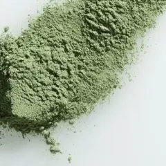 Polvo fino de te verde para la cara, ideal para mascarillas purificantes y revitalizantes.