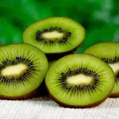 Kiwis cortados, mostrando su interior verde y semillas negras. Considerada la mejor fruta para adelgazar por su fibra y bajo contenido calórico.