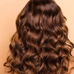 Cabello castaño ondulado y brillante, perfecto para aprender como peinar pelo rizado y lucir espectacular.