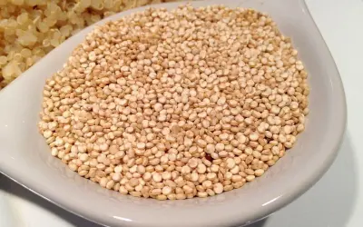 Un tazón de quinoa cruda, lista para cocinar y aprovechar sus increíbles propiedades nutricionales.