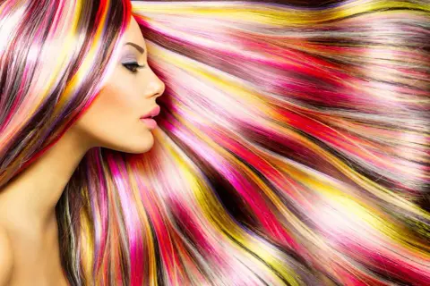 Cabello multicolor vibrante, con tonos rosas, amarillos y rojos. A pesar de su belleza, se rumorea que farmatint estropea el pelo.
