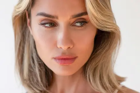 Labios suaves y brillantes, un secreto para saber cómo arreglar labios agrietados.