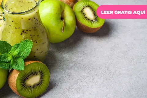 Jarra con batido verde de kiwi y manzana, ideal para un detox que es. Frescura y salud en cada sorbo.