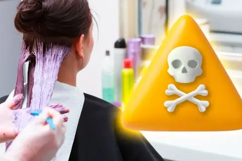 Peligro de **alergia al amoniaco síntomas**. Mujer tiñéndose el pelo, con advertencia de calavera.