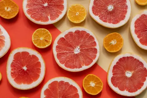 Pomelos y mandarinas cortados por la mitad, listos para disfrutar de los beneficios del pomelo en ayunas.