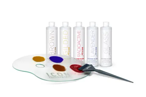 Paleta de peluquería con tintes "Stained Glass" de ICON. Descubre cuanto dura un baño de color con estas opciones vibrantes.