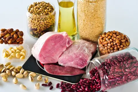 Carne de cerdo, hígado, arroz, frijoles, cacahuetes, soja, almendras y pistachos, todos son alimentos ricos en vitamina B1.