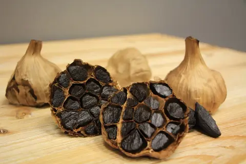 Ajo negro, con sus dientes oscuros y textura caramelizada, revela los grandes beneficios del ajo negro.
