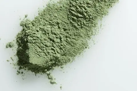 Polvo fino de te verde para la cara, ideal para mascarillas purificantes y revitalizantes.
