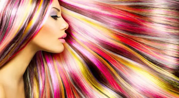 Cabello multicolor vibrante, con tonos rosas, amarillos y rojos. A pesar de su belleza, se rumorea que farmatint estropea el pelo.