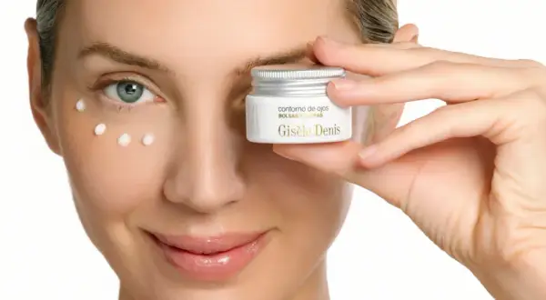 Descubre para qué sirve el contorno de ojos: una mujer aplica puntos de crema Giséle Denis para combatir bolsas y ojeras.