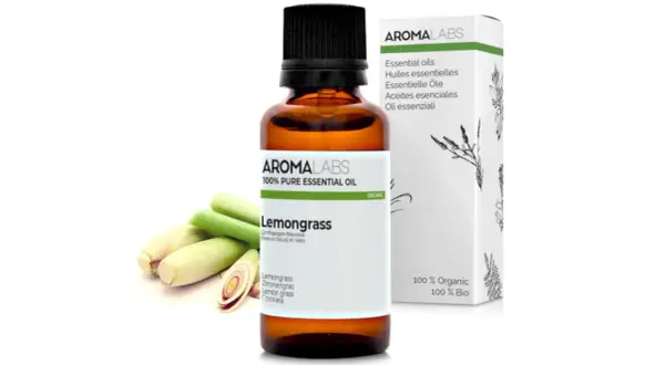 Aceite esencial de Lemongrass, ideal como aceite repelente de mosquitos. Botella de vidrio ámbar con etiqueta blanca y tallos de hierba limón.