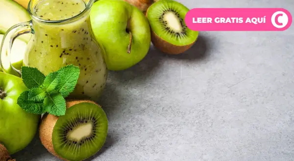 Jarra con batido verde de kiwi y manzana, ideal para un detox que es. Frescura y salud en cada sorbo.