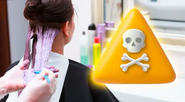 Peligro de **alergia al amoniaco síntomas**. Mujer tiñéndose el pelo, con advertencia de calavera.