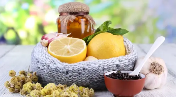 Remedio natural para los mocos en el pecho: miel, limón, ajo y hierbas.