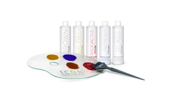 Paleta de peluquería con tintes "Stained Glass" de ICON. Descubre cuanto dura un baño de color con estas opciones vibrantes.