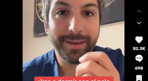 Hombre con barba pregunta si es malo irse a dormir con el pelo mojado.