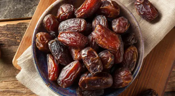 Un tazón lleno de dátiles secos, dulces y arrugados. ¡Cuidado, los dátiles engordan si comes demasiados!