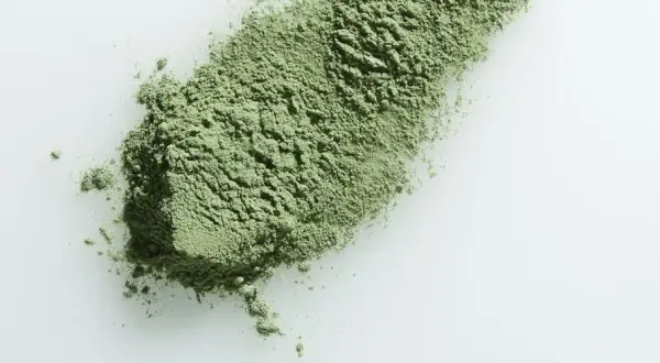 Polvo fino de te verde para la cara, ideal para mascarillas purificantes y revitalizantes.