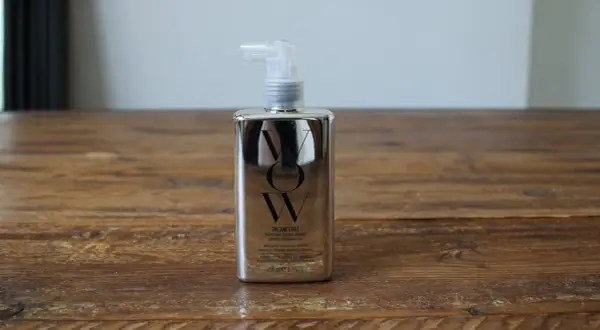 Protector térmico para pelo seco o mojado, spray Color Wow Dream Coat que transforma la textura y protege de la humedad.