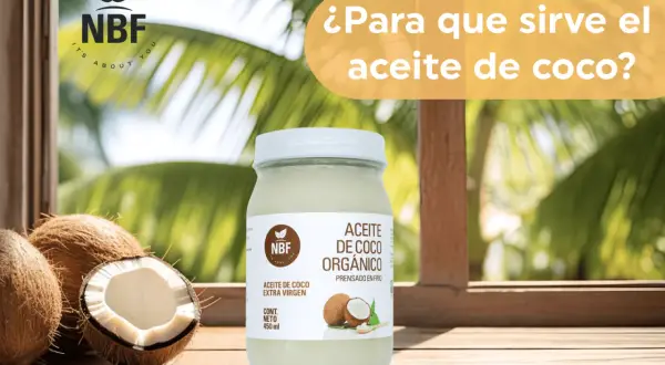Descubre para qué sirve el aceite de coco orgánico NBF. Un frasco de aceite de coco extra virgen junto a cocos frescos, ideal para tu bienestar.