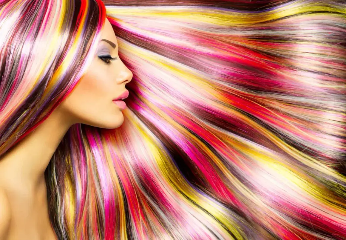 Cabello multicolor vibrante, con tonos rosas, amarillos y rojos. A pesar de su belleza, se rumorea que farmatint estropea el pelo.