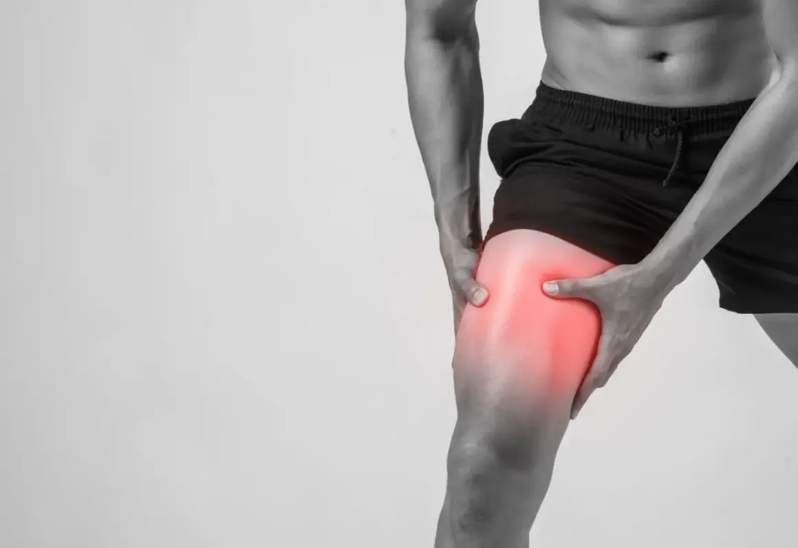 Hombre sujetando su muslo con dolor intenso, indicando agujetas muy dolorosas tras el ejercicio.