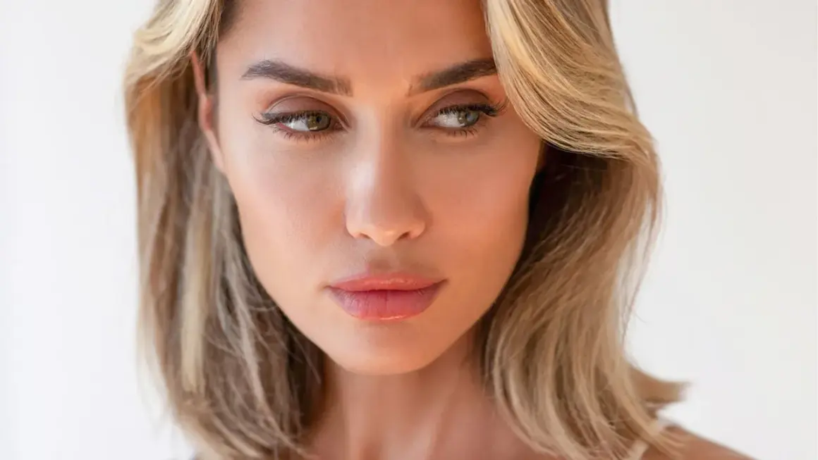 Labios suaves y brillantes, un secreto para saber cómo arreglar labios agrietados.