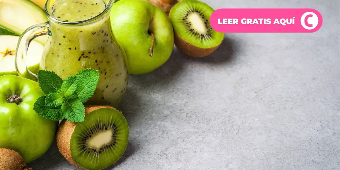 Jarra con batido verde de kiwi y manzana, ideal para un detox que es. Frescura y salud en cada sorbo.
