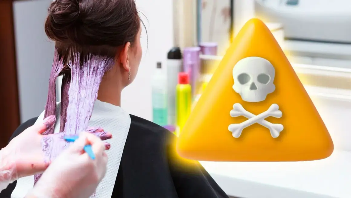 Peligro de **alergia al amoniaco síntomas**. Mujer tiñéndose el pelo, con advertencia de calavera.