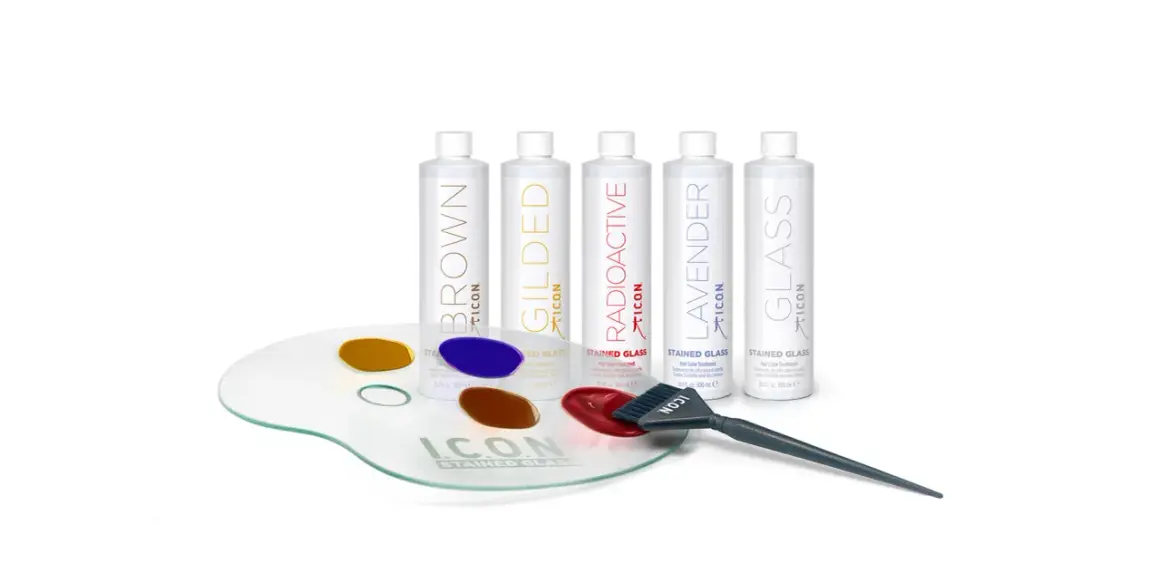 Paleta de peluquería con tintes "Stained Glass" de ICON. Descubre cuanto dura un baño de color con estas opciones vibrantes.