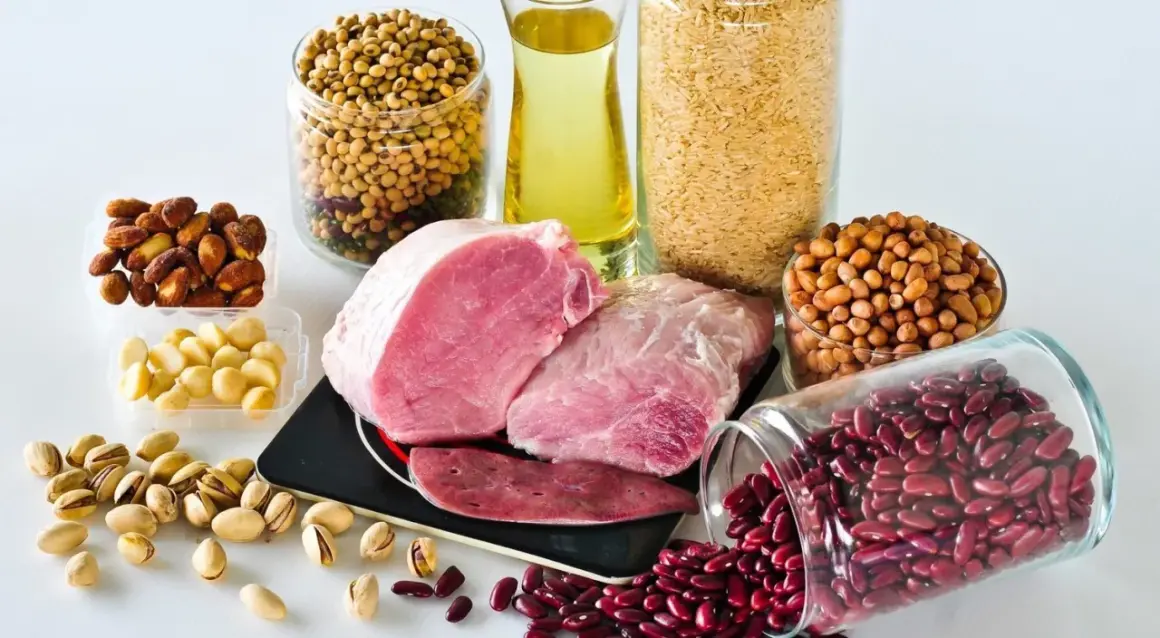 Carne de cerdo, hígado, arroz, frijoles, cacahuetes, soja, almendras y pistachos, todos son alimentos ricos en vitamina B1.