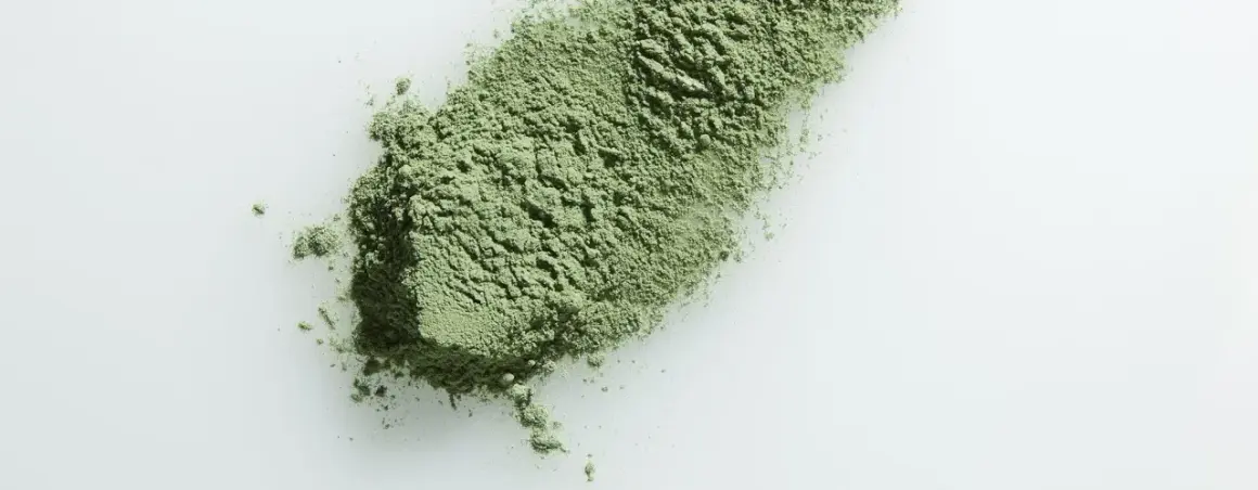 Polvo fino de te verde para la cara, ideal para mascarillas purificantes y revitalizantes.