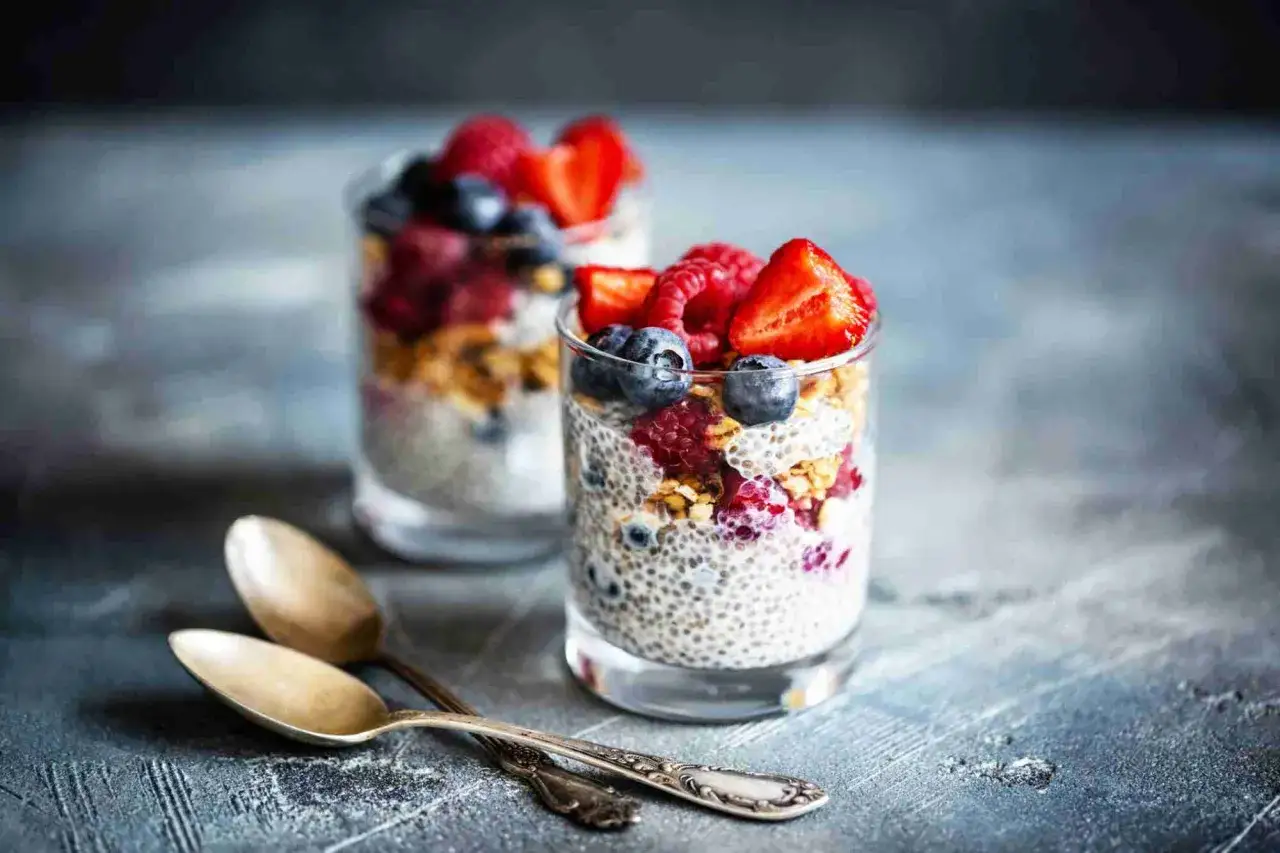 Vasos de postre de ch&iacute;a con frutos rojos y granola. Descubre sus propiedades, beneficios y contraindicaciones.