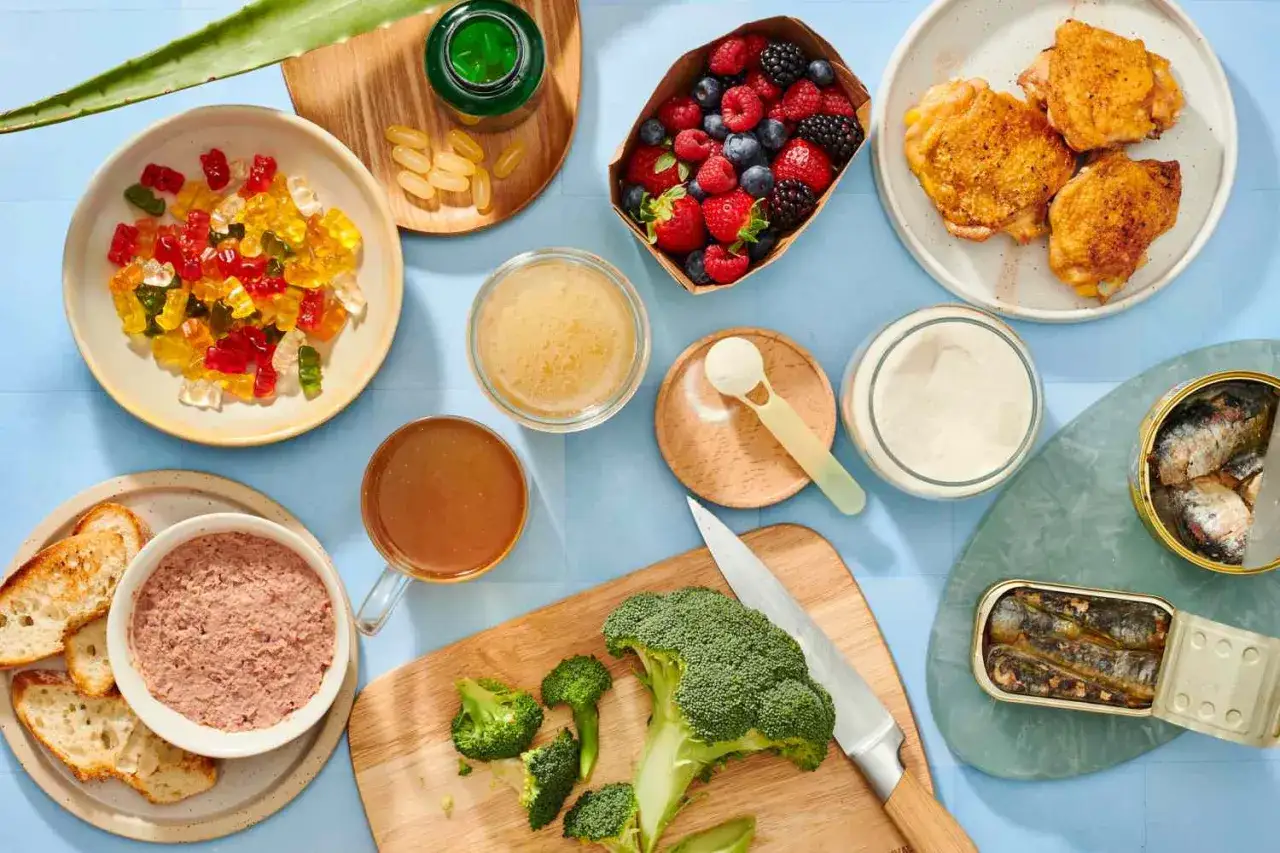 Variedad de alimentos con col&aacute;geno: gomitas, bayas, pollo, sardinas, caldo, br&oacute;coli y suplementos en polvo.